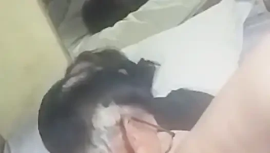En azgın evli kadın ve kocası.harika sikiş