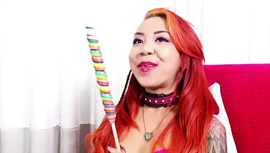 İki azgın Asyalı lezbiyen büyük bir lolipop alıyor