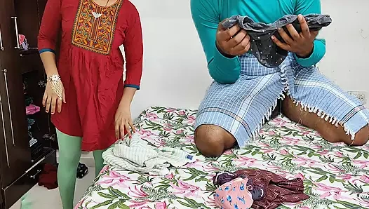 Komal kıyafetlerini çıkardı ve banyo yapmaya gitti, erkek kardeş geldi ve tırmanışını dinliyordu