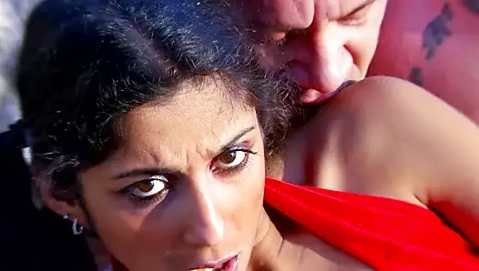 Sevimli Alman genç kız gets ona kedi gergin tarafından bir kalın horoz