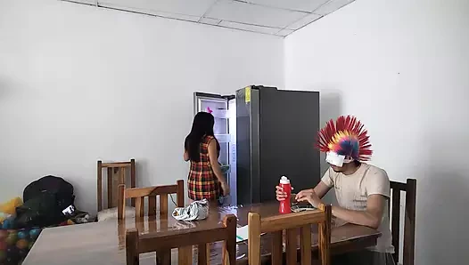 Kahya evde yemek yerken kör patronun önünde soyunuyor