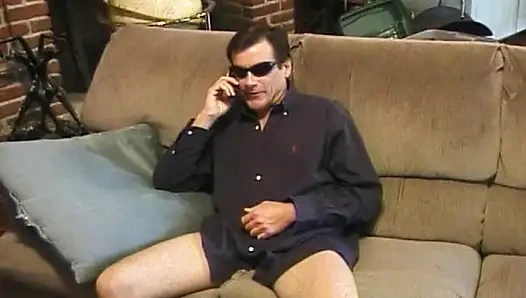 Döl yiyen sarışın anal deliğine girmenin tadını çıkarıyor