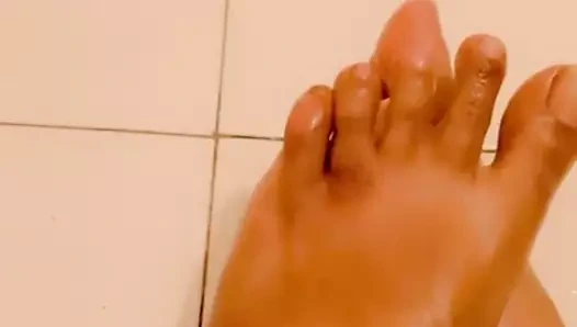 Yağ şişesiyle oynuyor.