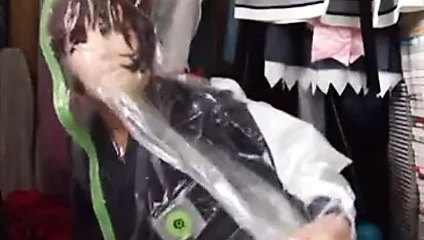 Maskeli kız kendini vakum torbasına kapatıyor