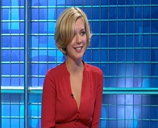 Rachel riley - kırmızı elbiseli seksi göğüs dekoltesi