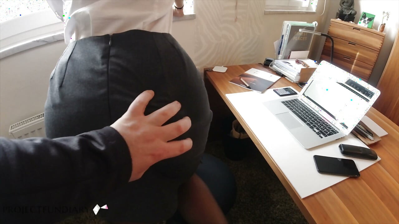 Sekreter masası sikişi külota boşalmayı bitiriyor