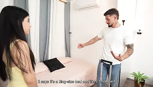 Anal boşalma-minyon bir latin konuğu odadan memnun olmadığı için götünü sert siktiriyor!