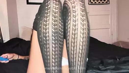 Sürtük kız odasında oynuyor! Bio'da tam video bağlantısı!