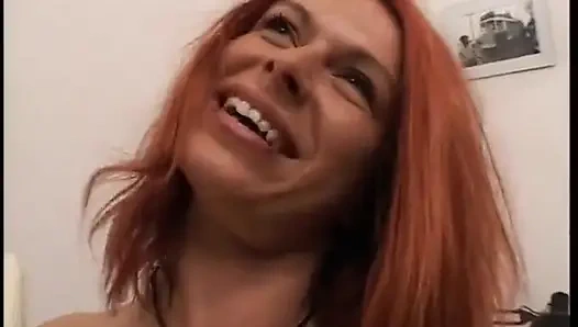 Güzel kızıl saçlı bebek vibratörle amını memnun ediyor