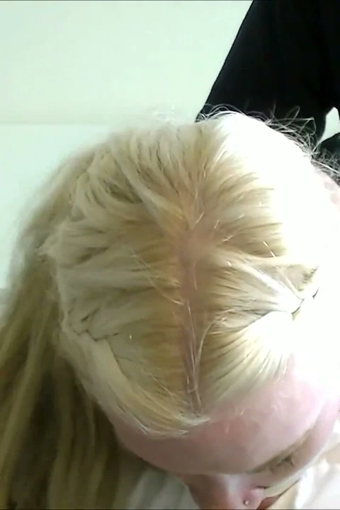 Hogtied sarışın külot, ballgag ve mikrofoam kasetiyle ağzı tıkalı!