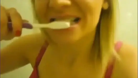 Anastasia'nın tüküren diş macunu