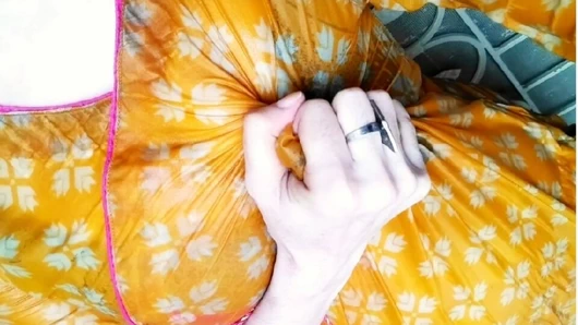 Hintli olgun üvey anne banyoda Hintçe sikişiyor