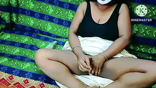 Tamil genç azgın kız ahşap makaralı sopayla tek başına mastürbasyon yapıyor - yüksek sesle inleyerek tamil edepsiz konuşma
