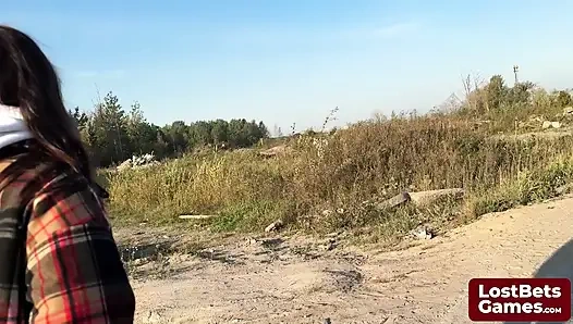 James ve Sofia striptizli elle tokat oyununa katılıyor