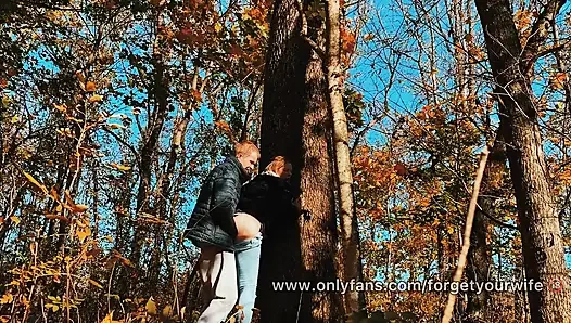 Yürürken ormanda büyük götlü bir güzeli siktim