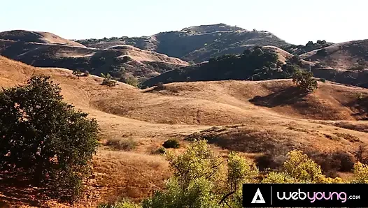 Yaramaz minyon kankalar Kenzie Reeves ve Gina Valentina kız öğrenci yurdu oda arkadaşı Cadey Mercury'yi baştan çıkarıyor