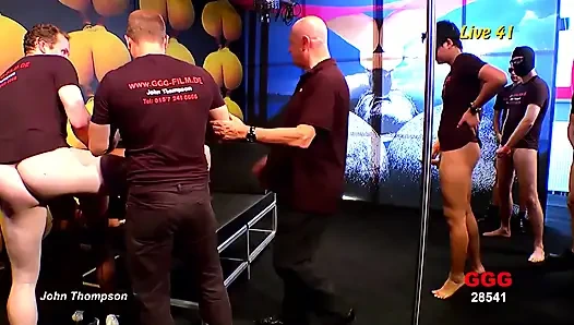 Ggg - Büyük Göğüslü Sarışın MILF Kulüpte Bir Grup Adam Tarafından Grup Tarafından Cinsel Saldırıya Uğradı - Ggg Canlı Gösteride