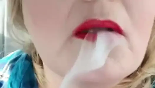 En sevdiğim puma aynı anda 2 sigara içiyor