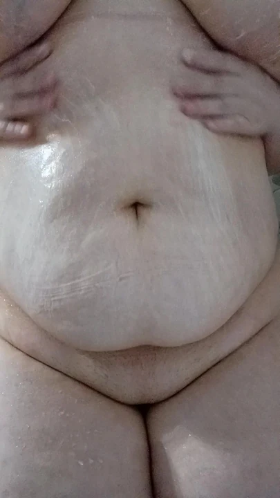 Пухлая лысая девушка колышет животиком