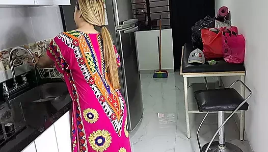 Üvey kız kardeşim beni azdırıyor. Bölüm 1. Göğüslerini sikiyorum