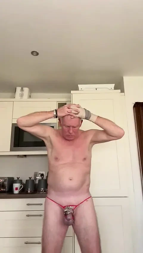 Kırmızı tangalarla teşhir