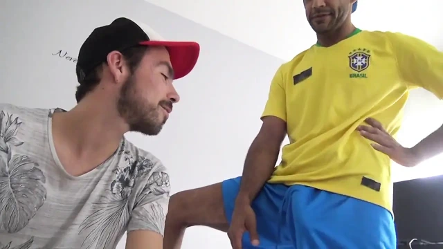 Fransız twink latin oğlanın xxl yarağı tarafından dölleniyor