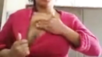 Hintli evli kadınlar büyük göğüsler ve kedi gösteriyor