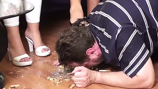 Onu yerden ve ayakkabılarından besliyor