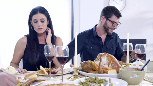 NP Şükran Günü: Üvey annenin memelerine ve nemli amcıklarına minnettardık