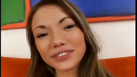 Azgın hatun sert bir yarağa güzel bir oral seks yapmaktan hoşlanıyor