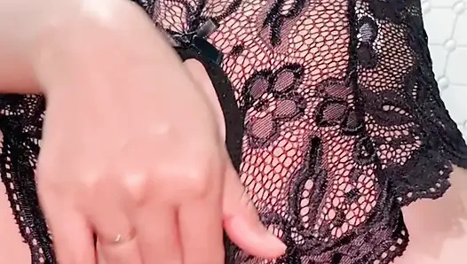 Eski yetişkin dergi modeli güzelliğinin şart olduğunu ortaya koyuyor