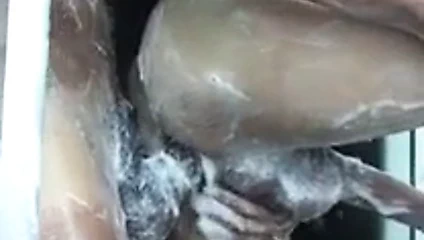 comendo o viadinho de pau duro no banho