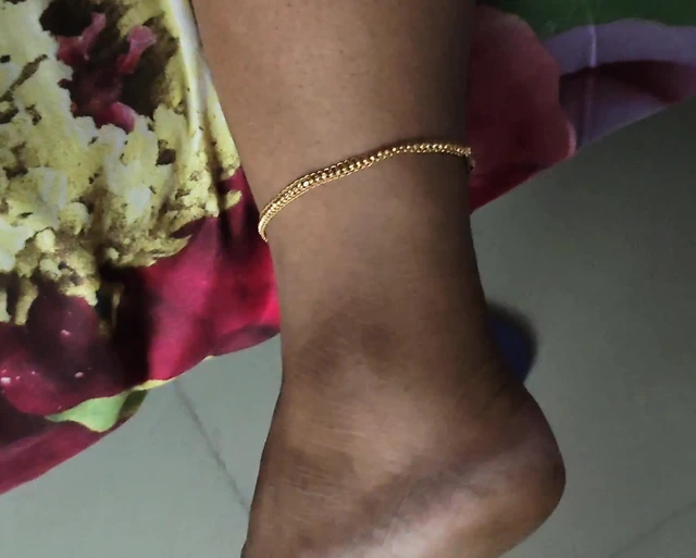 Güzel kalın götlü, ev hanımı yatakta cep telefonunu izliyor