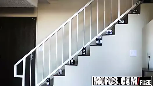 Mofos - devriyede sapıklar - leah gotti - sıcak genç oynuyor