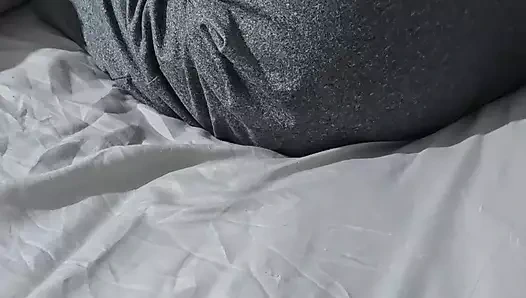 Üvey kız kardeş üvey erkek kardeşine dölünü yatırmak için sıkı amını sikiyor