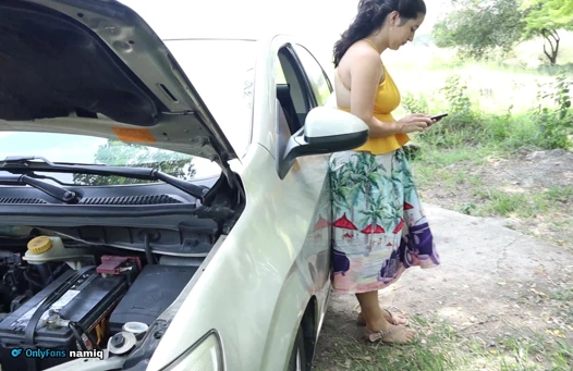 Tamirci ıssız bir yerde mahsur kalan evli kadını sikiyor