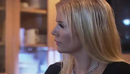 Azgın adam karısını oturma odalarında erotik sert seksle ödüllendiriyor