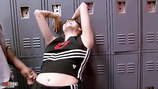 Ateşli ponpon kız Nella Jay soyunma odasında büyük siyah bir yarakla derinden sikişiyor