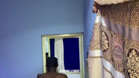 Kapıcı ev kızının duşunu izlerken yakalandı sonra sikiliyor ve sıkı dölünü döllüyor