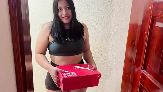 She didn't have the money to pay and lets the delivery man suck her ass