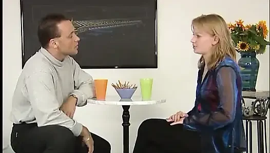 Seksi sarışın canavar bir yarağı emiyor ve sonra tıraşlı amına sokuyor