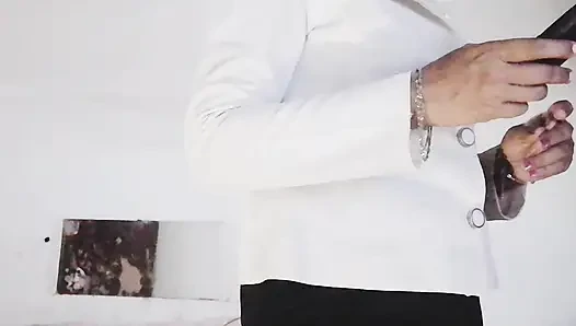 Gerçek hizmetçi sutyensiz beni baştan çıkarıyor ve ağzına sokuyor