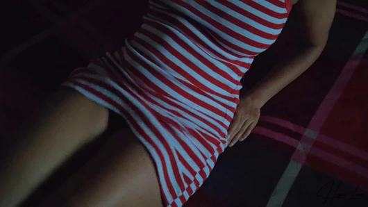 Üvey erkek kardeş gecenin ortasında yatağıma geliyor