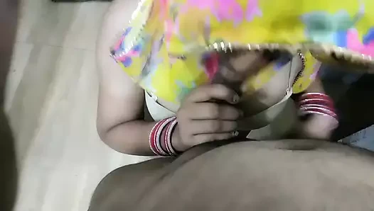 Takım elbiseli ateşli Hintli kadın erkek kardeşim evde yokken sikimi sikiyor ve emiyor