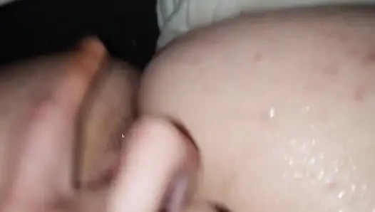 Kocamın fışkırtarak orgazm olmak için bu amcıkla yoğun bir şekilde oynamasını izleyin