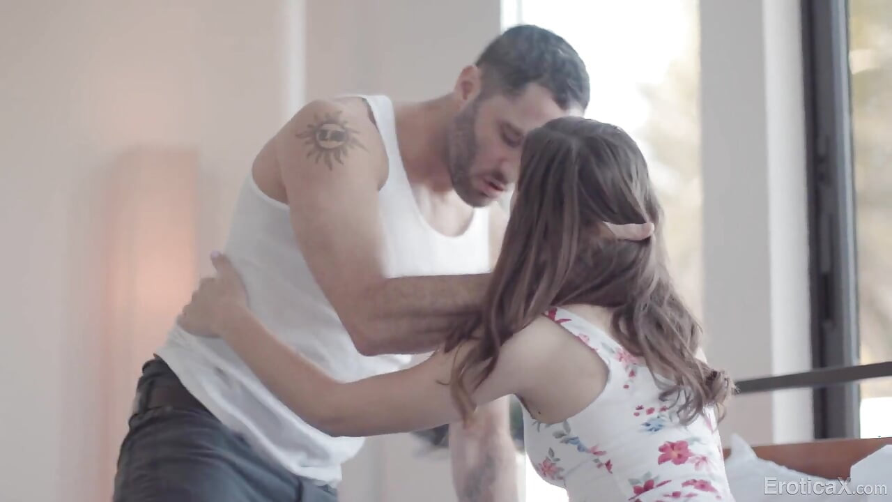 Eroticax - şımarık kız bahçıvanın onu sikmesine veya çenesini kapatmasına cesaret ediyor!