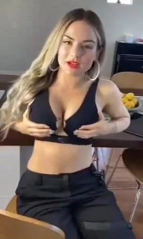 Joanna "jojo" levesque seksi üstte büyük göğüslerini sallıyor