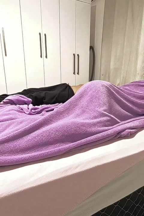 Üvey babam küçük amcığıma boşalmak için geceleri beni ziyaret etti