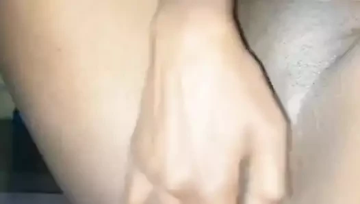 Üvey erkek kardeşim ıslak amcığıma mastürbasyon yaparken beni izliyor