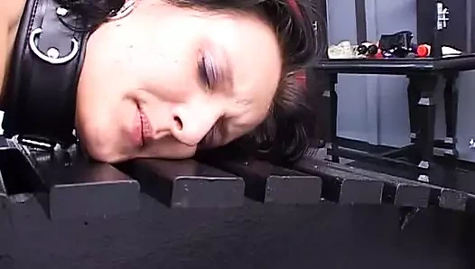 Baştan çıkarıcı Alman bebek sert bdsm seansı sonrası sikiliyor